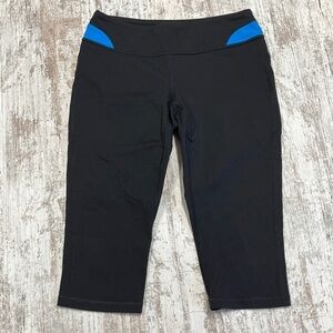 Lucy Black and Blue Powermax Capri Leggings Size Small
